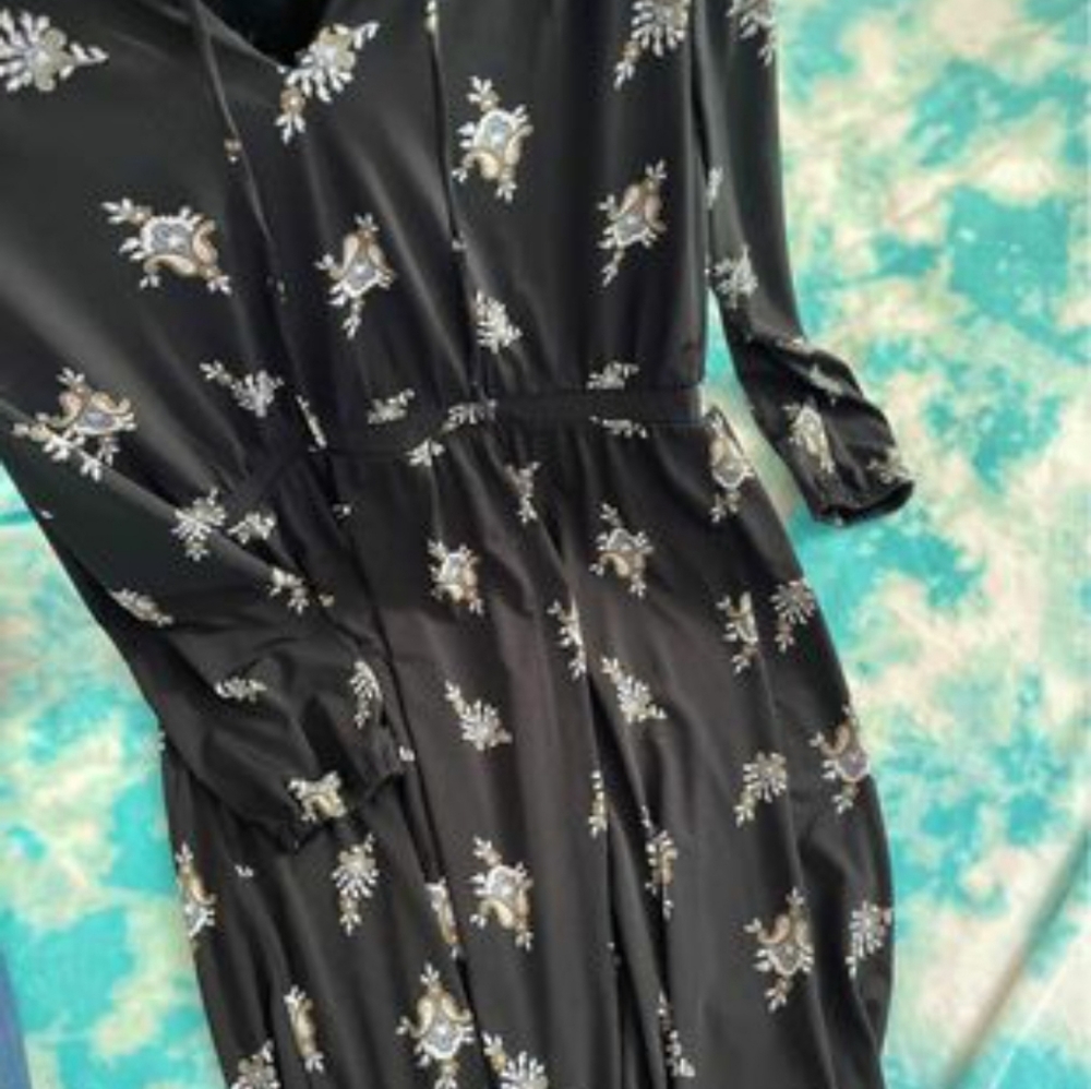 *MOVING CLEARANCE SALE *
Ann Taylor medium dress new with tag